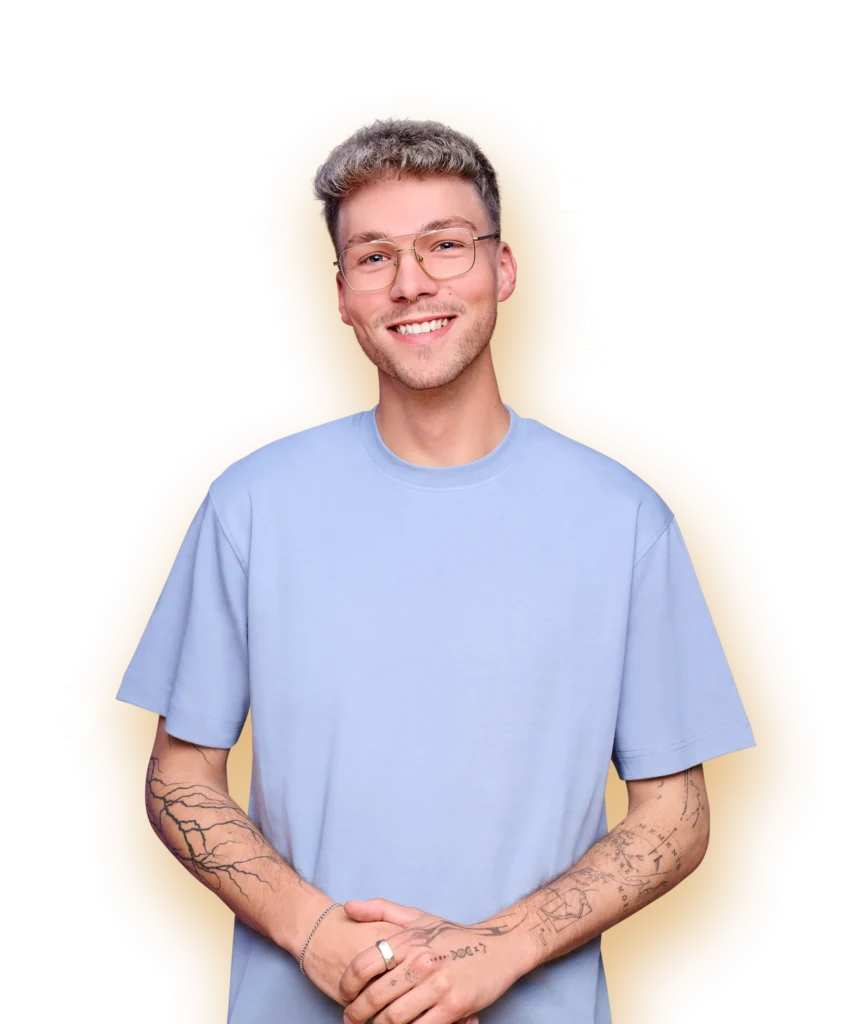 Lächelnder junger Mann mit Brille vor grafischem Hintergrund mit Symbolen für Pflege und Gesundheit.